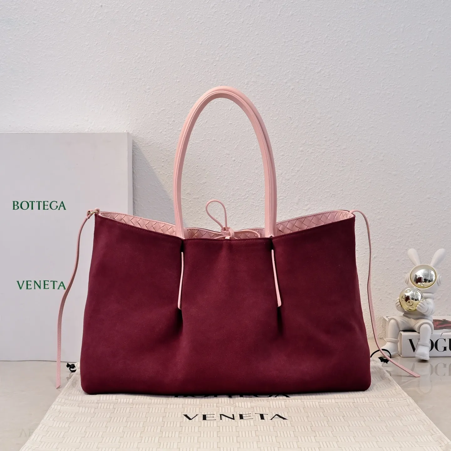 Batch 2660 Bv 2025 early spring series Pinacoteca medium tote handbag. The front is made of classic Intreccia woven cow leather. It is low-key and luxurious. The flip side is made of warm suede. It instantly switches to a lazy and casual style. It has a large internal capacity. It is no pressure to carry a computer for commuting. It is also thoughtfully matched with a small detachable bag. It feels full and full of security. The woven texture is so delicate that you can't put it down. The highlight is that it is super versatile. Come and get your new bag😝 Model: 7166 Size: 23*43*14.5cm